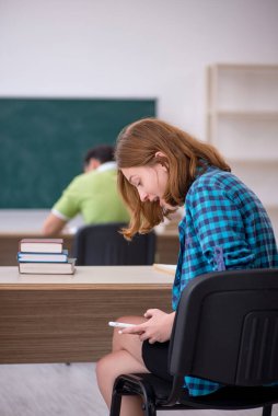 Sınıfta oturan iki öğrenci.