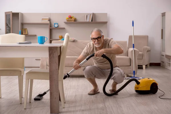 Ο γέρος κάνει δουλειές στο σπίτι. — Φωτογραφία Αρχείου