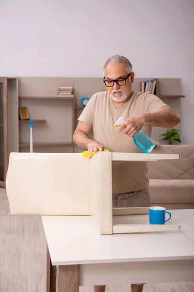 Vieil homme faisant des travaux ménagers à la maison — Photo
