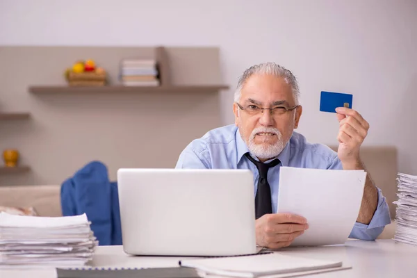 Old male boss working from home during pandemic — Stock Photo, Image