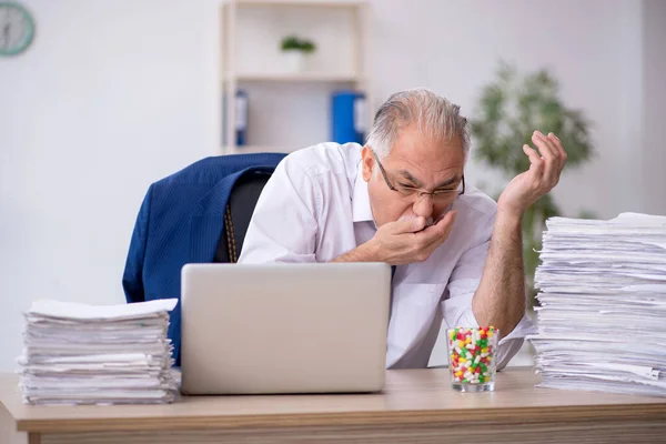 Velho funcionário do sexo masculino se sentindo mal no escritório — Fotografia de Stock