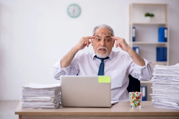 Starý muž zaměstnanec se cítí špatně v kanceláři — Stock fotografie