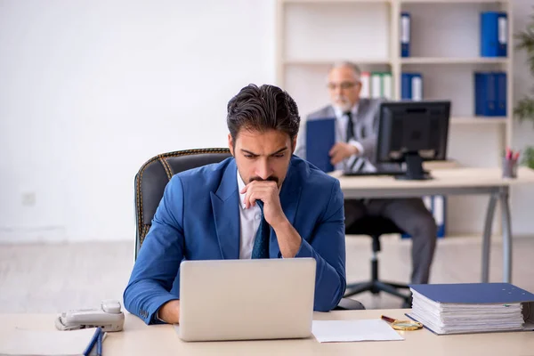 Gammal manlig chef och ung manlig anställd som arbetar på kontoret — Stockfoto