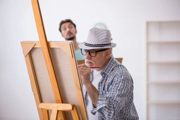 两名男画家喜欢在家里画画 — 图库照片