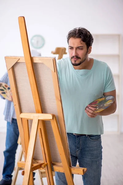 Dois pintores do sexo masculino curtindo pintura em casa — Fotografia de Stock