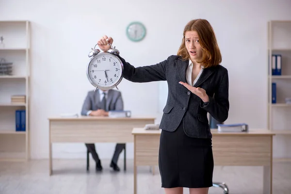 Twee collega 's werken in het kantoor in time management concept — Stockfoto