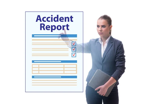 Zakenvrouw drukt op knoppen op virtueel ongeval rapport — Stockfoto