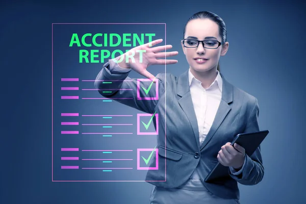 Zakenvrouw drukt op knoppen op virtueel ongeval rapport — Stockfoto