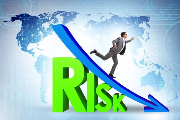 Kockázatcsökkentési és kockázatcsökkentési koncepció az üzletemberrel — Stock Fotó
