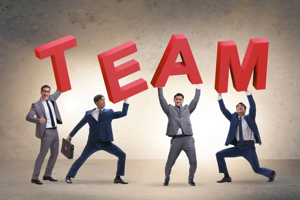 Teamwork concept met mensen die teambrieven dragen — Stockfoto