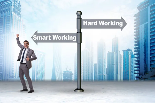 Zakenman op het kruispunt van slim of hard werken — Stockfoto