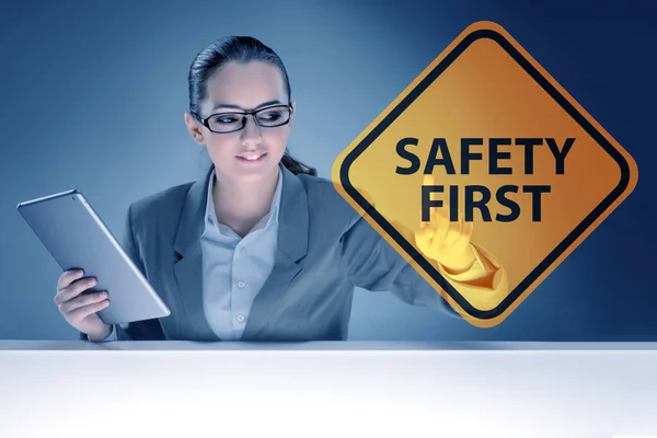 Veiligheid eerste concept met zakenvrouw — Stockfoto