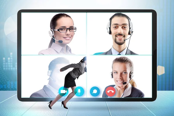 온라인 통화를 하는 사람들 과 영상 통화 개념 — 스톡 사진