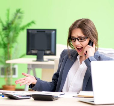 Ofiste çalışan kadın finans müdürü.