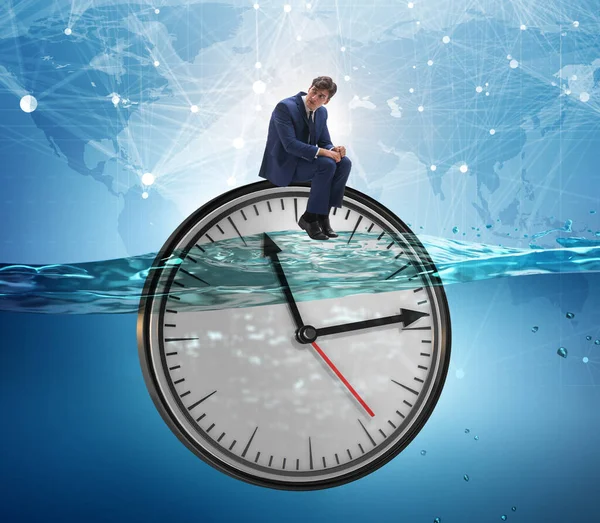 L'homme d'affaires dans le délai et le concept de gestion du temps — Photo