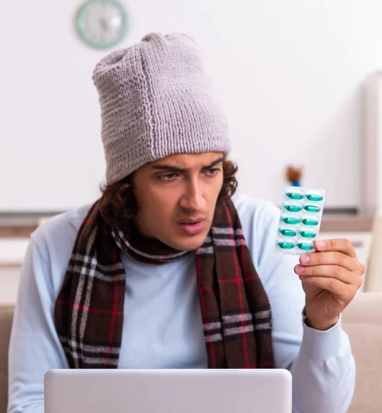 Jeune homme souffrant de grippe à la maison — Photo