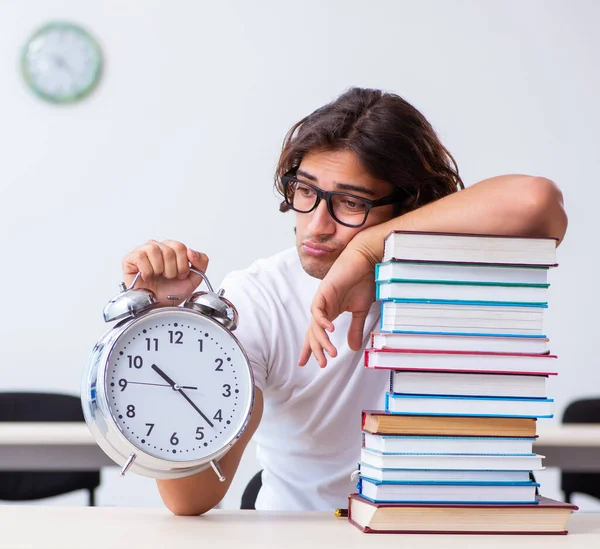 Jonge mannelijke student zit in de klas — Stockfoto