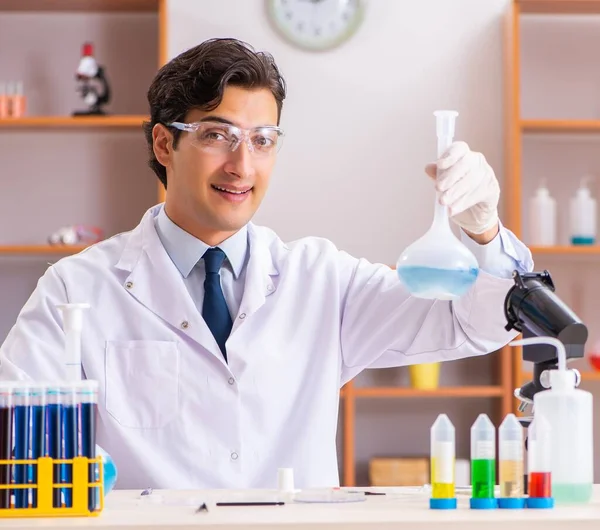 El joven bioquímico guapo que trabaja en el laboratorio —  Fotos de Stock