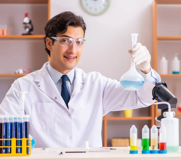 Die junge hübsche Biochemikerin arbeitet im Labor — Stockfoto