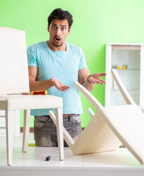 Homem reparar móveis em casa — Fotografia de Stock