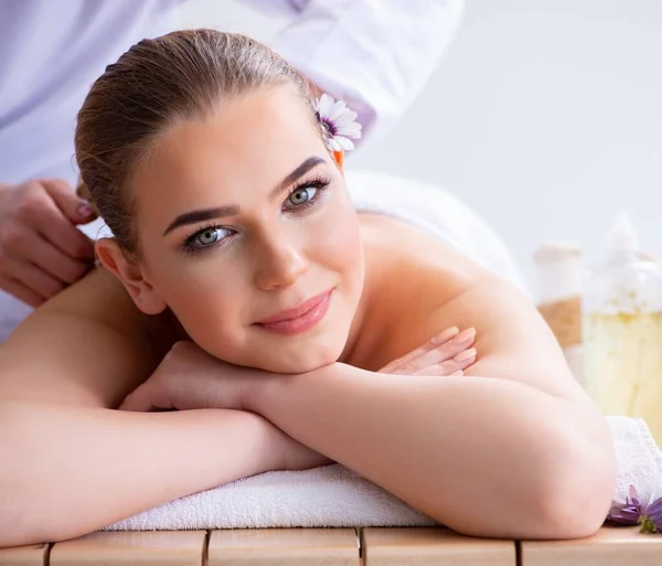 Mulher durante sessão de massagem no spa — Fotografia de Stock