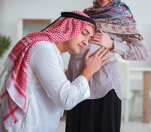 Ung arabisk muslimsk familj med gravid fru väntar barn — Stockfoto