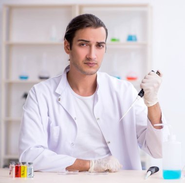 Laboratuvarda çalışan genç bir kimyager.