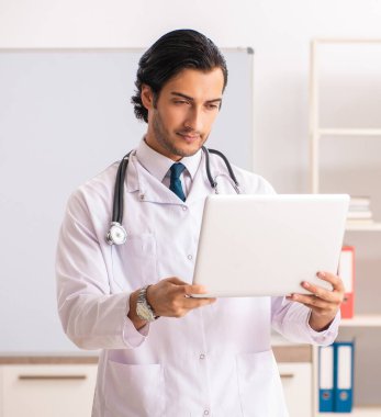 Beyaz tahtanın önündeki genç doktor.