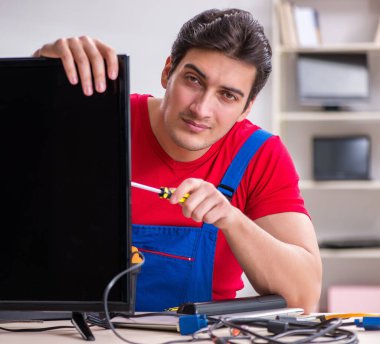 Profesyonel tamir mühendisi bozuk televizyonu tamir ediyor.