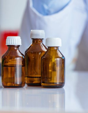 Laboratuvarda çeşitli kimyasal çözümler var.