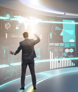 Veri madenciliğinde sanal düğmeye basan adam