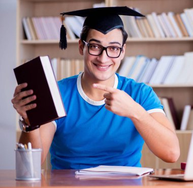 Üniversiteden mezun olan genç adam.