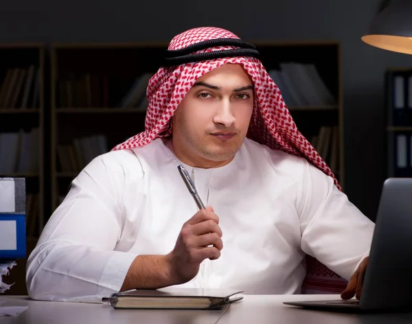 Homme d'affaires arabe travaillant tard dans le bureau — Photo
