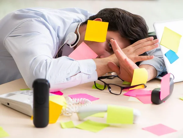 Junge Helpdesk-Betreiberin arbeitet im Büro mit vielen Widersprüchen — Stockfoto