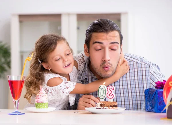 Otec slaví narozeniny se svou dcerou — Stock fotografie