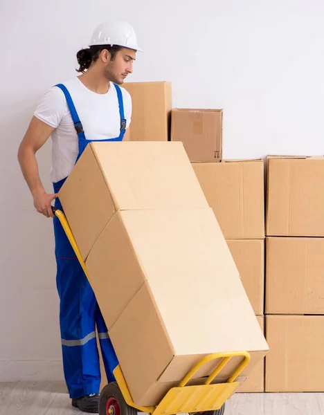 Jovem profissional do sexo masculino mover fazendo realocação em casa — Fotografia de Stock