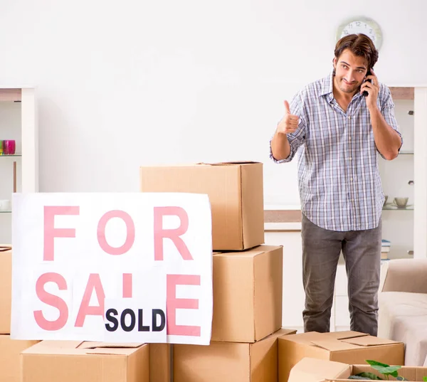El joven que ofrece casa para la venta y mudarse — Foto de Stock