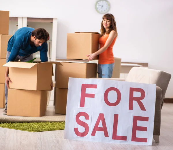 La joven familia que ofrece casa para la venta y mudarse — Foto de Stock