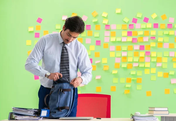 Mann im Büro mit vielen widersprüchlichen Prioritäten — Stockfoto