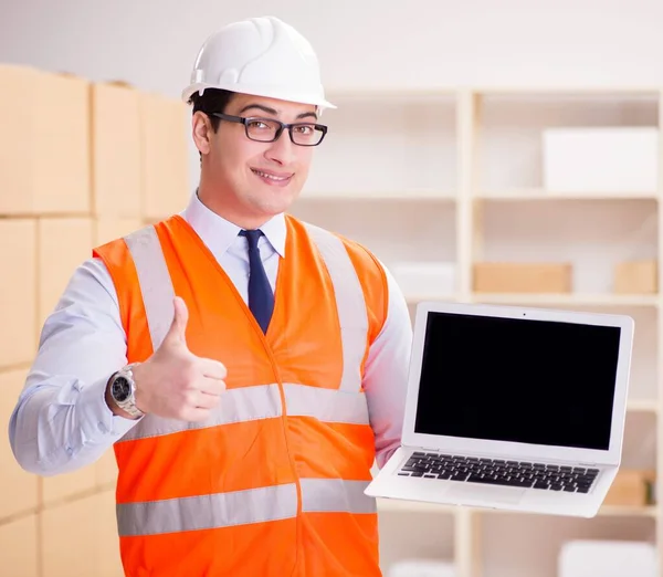 Man working in postal parcel delivery service office — Stock Photo, Image