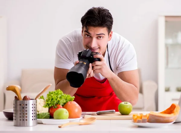 Voedingsfotograaf maakt foto 's in keuken — Stockfoto