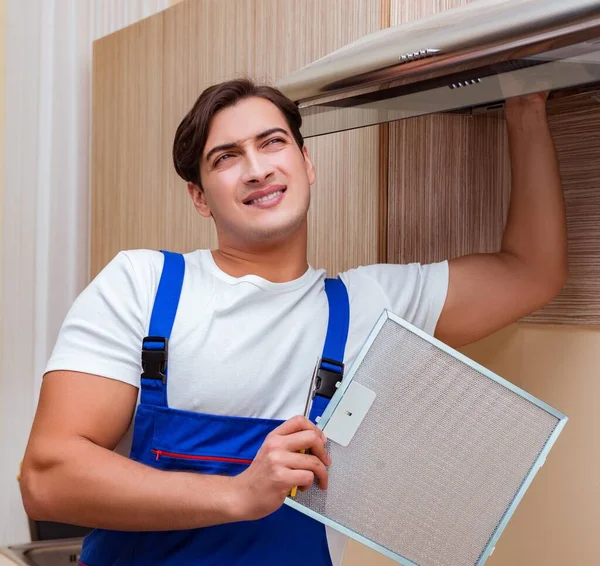 Joven trabajando con equipo de cocina —  Fotos de Stock