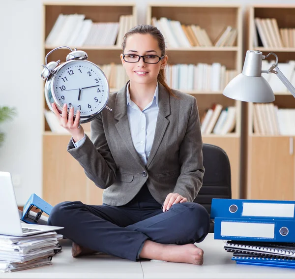 Bizneswoman medytująca w biurze — Zdjęcie stockowe