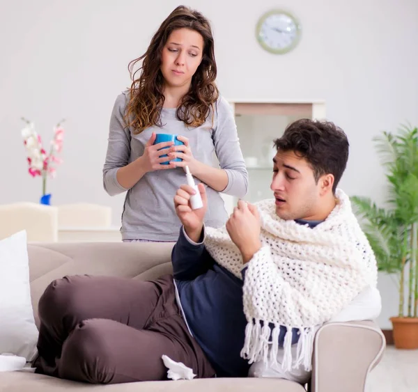 Vrouw die thuis voor zieke man zorgt — Stockfoto