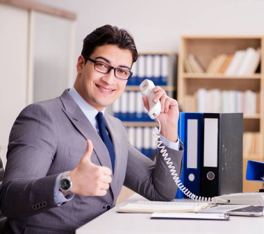 Ofiste çalışan bir işadamı.