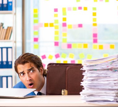 Ofiste çalışan meşgul iş adamı.