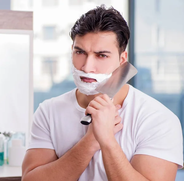 Jung hübsch mann rasieren im die morgen — Stockfoto
