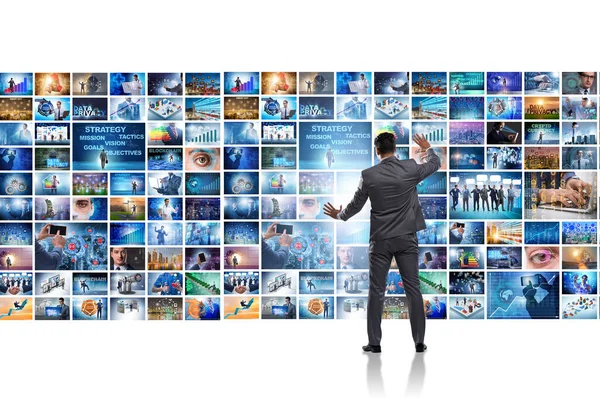 El concepto de streaming de vídeo con hombre de negocios —  Fotos de Stock