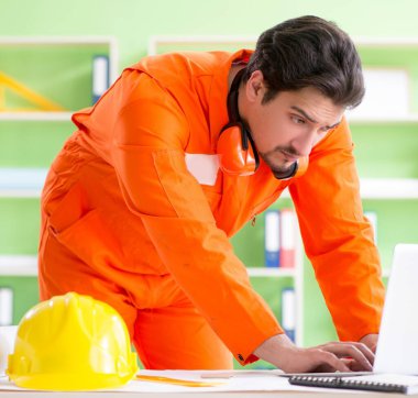 İnşaat denetçisi yeni bir proje planlıyor