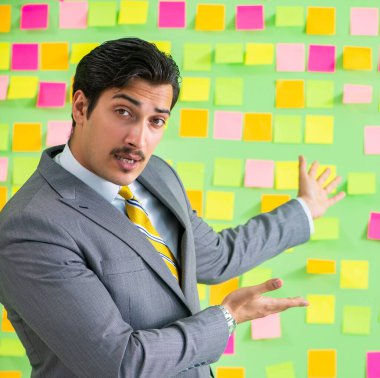 Birçok iş önceliği olan bir iş adamı.